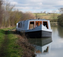 Broad beam boats can navigate the Grand Union Canal.